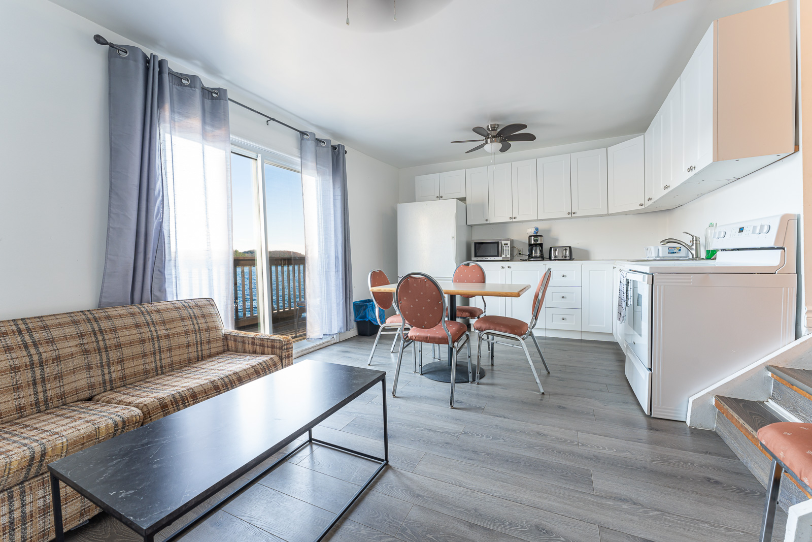 Deluxe two-bedroom cottage kitchenette