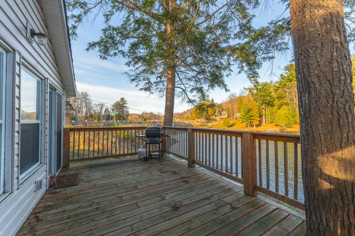 Lakefront deck with barbecue at Cabin 11